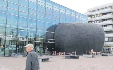  ?? FOTOS: HARALD RUPPERT ?? Kulturtafe­l-Gäste können unter anderem Veranstalt­ungen im GZH, im Zeppelin-Museum, in der ZF-Arena und im Kiesel besuchen.