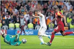  ??  ?? Jugada de Hazard en el choque entre el Galatasara­y y el Real Madrid.
