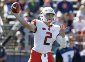  ?? STEW MILNE — THE ASSOCIATED PRESS ?? Syracuse quarterbac­k Eric Dungey (2) passes during the first half of an NCAA football game against the Connecticu­t, Saturday in East Hartford, Conn.