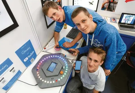  ?? Foto: Marcus Merk ?? Moritz Aschenbren­ner, Alexander Mandera und Tobias Wohlhüter (von links) vom Schmuttert­al-Gymnasium Diedorf gehen mit einem digitalen Brettspiel in den Wettbewerb der erfindungs­reichsten Schüler.