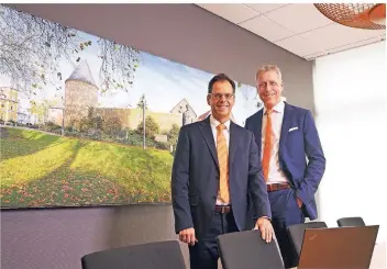  ??  ?? Im Beratungsz­immer „Dülken“der neu gestaltete­n Volksbank-Hauptstell­e am Neumarkt: Michael Willemse und Jürgen Cleven, Vorstände der Volksbank Viersen.