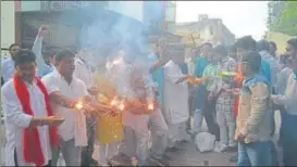  ?? HT PHOTOS ?? BJP workers in Agra celebratin­g the naming of Bihar governor Ram Nath Kovind as the NDA’s Presidenti­al candidate and (R) People lighting diyas as part of celebratio­ns in Kovind’s native village Paraukhan in Kanpur Dehat .