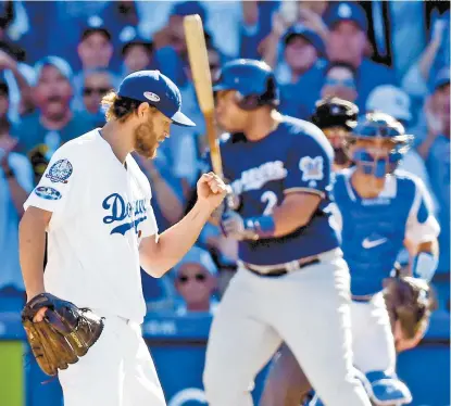  ??  ?? Clayton Kershaw ponchó a Jesús Aguilar con casa llena en la tercera entrada para colgar el cero