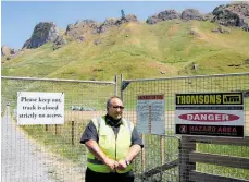  ?? Photos / Duncan Brown ?? HSM security guard Andrew Kemp has been stationed outside the Craggy Range track (right) as urgent remediatio­n work takes place.