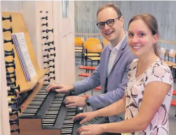  ?? FOTO: GÜNTHER VOGEL ?? Meisterhaf­tes Duo an der Orgel: Lisa Hummel und Marius Mack beim Konzert.