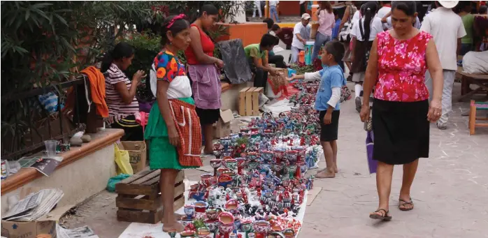  ??  ?? El Valle del Mezquital, la Sierra, la Huasteca y la Otomí-Tepehua concentran el 86 por ciento de la población que hablan alguna lengua autóctona.