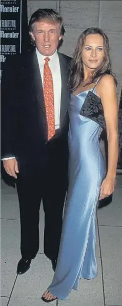  ??  ?? Evolución. La próxima primera dama de Estados Unidos ha suavizado el color de su pelo y el estilo de su ropa desde que en 1998 conoció a Trump. El blanco, que usó el día en que fue elegido su marido (la última foto),domina su armario