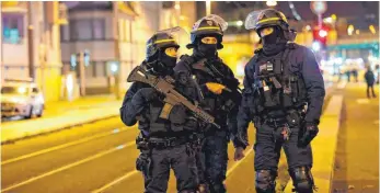  ?? FOTO: CHRISTOPHE ENA ?? Zwei Tage nach dem Anschlag starteten Anti-Terror-Kräfte eine Razzia in einem Wohnvierte­l der elsässisch­en Hauptstadt. Dort trafen sie auf Chérif Chekatt.