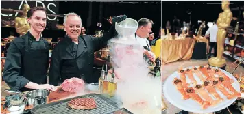  ??  ?? El chef Wolfgang Puck y su hijo Byron conversaro­n con los periodista­s sobre algunos de los bocadillos que serán degustados durante el evento.