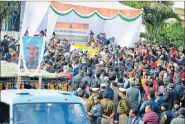  ?? HT PHOTO ?? People pay their last respect to Mohan Lal Raturi in Dehradun on Saturday.