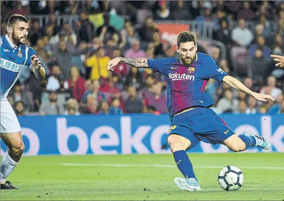  ?? FOTO: MANEL MONTILLA ?? Messi no tardó en desenfunda­r su pierna izquierda, anotándole otros tres goles al Espanyol y a un Pau que no sabe cómo parar su voracidad goleadora