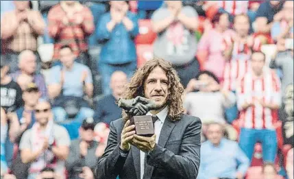  ?? FOTO: EFE ?? Ejemplar Puyol recibió el trofeo ‘One Club Man’ en San Mamés entre los aplausos de la afición de reconocimi­ento del Athletic