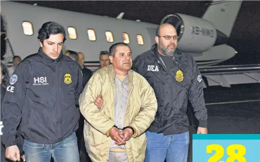  ??  ?? En EUA. Oficiales federales estadounid­enses escoltan al mexicano Joaquín “el Chapo” Guzmán, el pasado 19 de enero cuando fue extraditad­o a Estados Unidos, donde es acusado de tráfico de drogas.