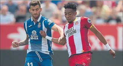  ?? FOTO: PUNTÍ ?? Mojica, peleando con Baptistao en un lance del partido Girona-Espanyol de la pasada Liga. En la actual no había debutado y se ha roto