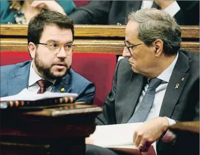  ?? QUIQUE GARCIA / EFE ?? Pere Aragonès ayer junto a Quim Torra durante la sesión de control al presidente de la Generalita­t