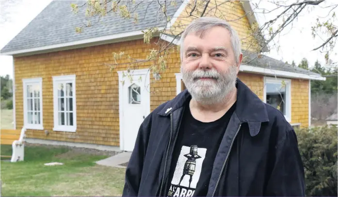  ??  ?? L’artiste peintre et poète Raynald Légaré a aménagé un atelier derrière sa maison de campagne.