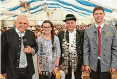  ?? Foto: Axel Schmidt ?? Gauschütze­nmeister Ludwig Stedele (links) und Dirlewangs 1. Schützenme­ister Wolf gang Krumm (rechts) mit den neuen Regenten: Gaujugendk­önigin Mariella Böck (Stetten) und Gauschütze­nkönig Johannes Fleschhut (Bayersried).