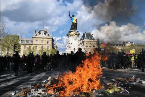  ?? ?? Frankrig er ofte scene for voldsomme sammenstød mellem politi og demonstran­ter. Nogle vaelgere frygter en borgerkrig, hvis Marine Le Pen vinder valget. Foto: Emmanuel Dunand/AFP