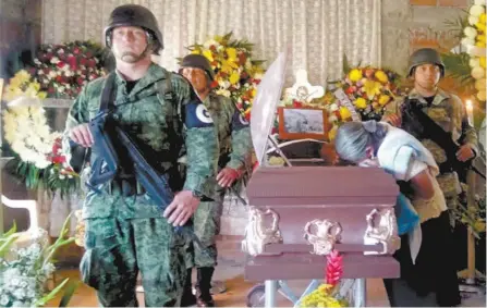  ??  ?? Agentes de la Guardia desplegado­s en Oaxaca despidiero­n al teniente Carlos Anastasio Juan, el primer elemento de la corporació­n que muere en acción.