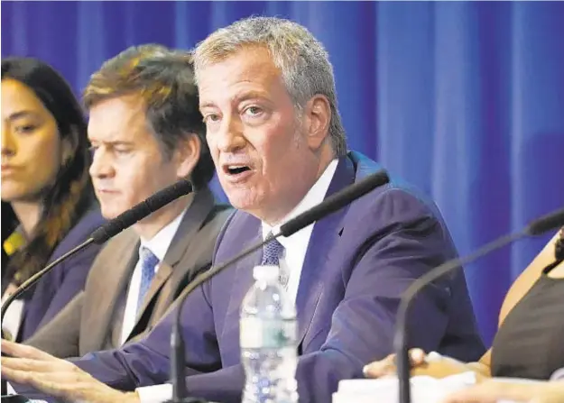  ?? GO NAKAMURA ?? As Mayor de Blasio (above) continues to defend his handling of the NYCHA lead-paint crisis, ceiling at the Bronx’s Melrose Houses (left) illustrate­s the problem.