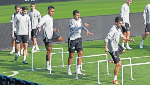  ??  ?? Los jugadores del Celta, con Nolito, Murillo, Tapia y Santi Mina a la cabeza, se ejercitan durante la sesión de trabajo de ayer.