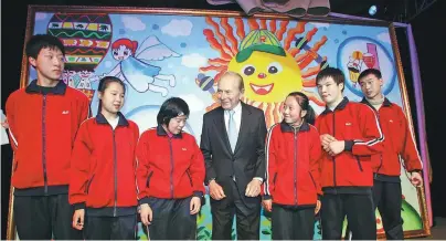  ?? GAO ERQIANG / CHINA DAILY ?? Maurice Greenberg with disabled athletes after donating $2 million for the Special Olympics World Summer Games in Shanghai in 2007.