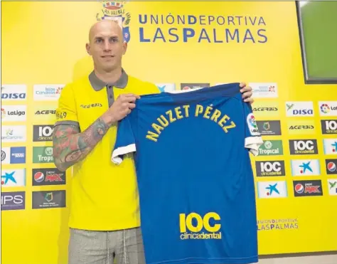  ??  ?? PUESTA DE LARGO. El meta grancanari­o Nauzet Pérez fue presentado ayer como nuevo jugador de la Unión Deportiva Las Palmas.