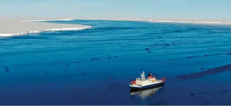  ?? Fotos: AWI/ OFOBS‰Team PS124, dpa ?? Die „Polarstern“im Spalt zwischen dem Brunt‰Schelfeis (links) und dem Ende Februar abgebroche­nen Eisberg A 74 (rechts).