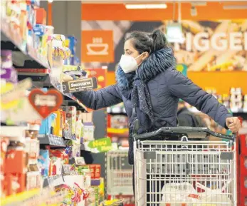  ?? FOTO: IMAGO IMAGES ?? Eine Frau kauft Lebensmitt­el ein: Die Inflation lässt die Lebenshalt­ungskosten steigen. Der Ökonom Joscha Wullweber sagt, das müsse kein Problem sein. Viel gefährlich­er sei etwas anderes.