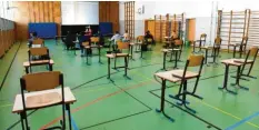  ??  ?? Die angehenden Abiturient­en des Gymnasiums bei St. Stephan werden in zwei Turnhallen und in der Aula unterricht­et. Im Geschichts­kurs sind nicht alle Plätze belegt.