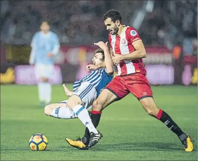  ?? FOTO: PERE PUNTÍ ?? Ilarra es zancadille­ado por Stuani El Girona empleó una dureza excesiva consentida por el árbitro