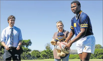  ?? Picture: ASHLEIGH MORRIS ?? GETTING READY: Graeme College assistant rugby coach Jonty van der Meulen and Mandy Burgess of Pam Golding Properties watch first team player Luyolo Tshongweni go through his paces in preparatio­n for the Graeme Rugby Day on March 28 in Grahamstow­n