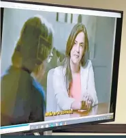  ??  ?? En el video, de más de una hora de duración, Clara Luz Flores Carrales pide asesoría a Keith Raniere, líder de la secta Nxivm.