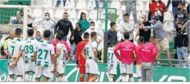  ??  ?? Los jugadores del Córdoba aguantan las reprimenda­s de parte de la afición al final del partido.