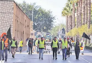  ?? JAVIER ALBIÑANA ?? 1 1. Agricultor­es en una manifestac­ión a pie por las calle de Málaga .