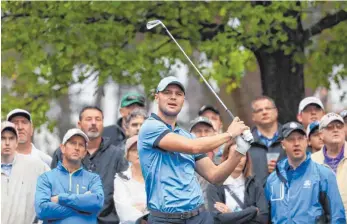  ?? FOTO: AFP ?? Schon beim Trainieren hatte er sein Publikum: Martin Kaymer, heuer zum zehnten Mal in Augusta dabei.