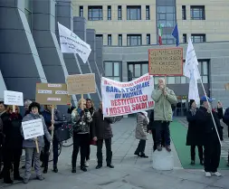  ??  ?? In piazza Risparmiat­ori chiedono condanne esemplari in tribunale a Vicenza