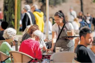  ?? // EFE ?? Una trabajador­a del sector de la hostelería en una terraza en Valencia