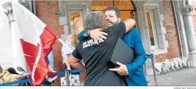  ?? JORGE DEL ÁGUILA ?? El ministro principal de Gibraltar, Fabián Picardo, se abraza a Johnny Walker.