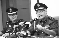  ??  ?? Hafdiz (left) and Roslan (right) during the press conference at the state KPDNKK headquarte­rs in Kuching yesterday.