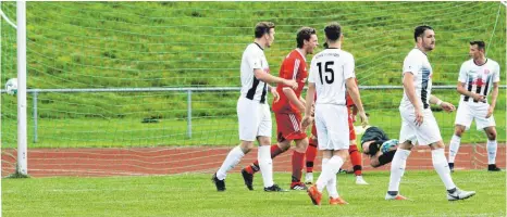  ?? FOTO: HKB ?? Die Trossinger Abwehr (weiß) war mehrmals nicht auf der Höhe. Hier zappelt der Ball (ganz links) nach dem Schuss von Sebastian Nann (nicht im Bild) zum zwischenze­itlichen 3:0 für den SV Gosheim im Netz.