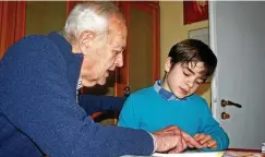  ?? FOTO: KARLOTTA EHRENBERG / DPA ?? Giacomo lernt jeden Nachmittag mindestens eine Stunde zu Hause. Sein Opa hilft ihm oft dabei.