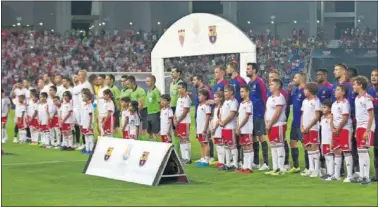  ??  ?? Los jugadores del Sevilla y del Barcelona antes de disputar la Supercopa de España de 2018 en Tánger.