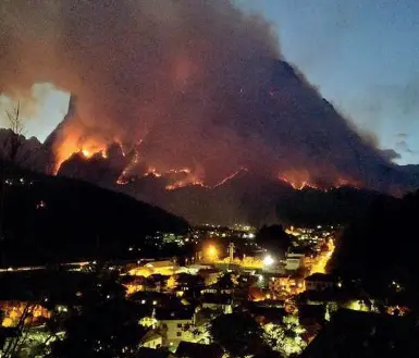  ??  ?? Una nube nera L’incendio pare sia divampato a causa di un alberto abbattuto dal vento e caduto sui fili della luce