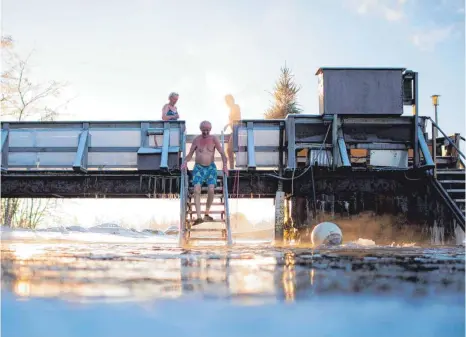  ?? FOTO: OLIVIER MORIN/AFP ?? Nach dem Schwitzen direkt ins eiskalte Wasser: Finnland zelebriert Sauna auf ganz besondere Weise.