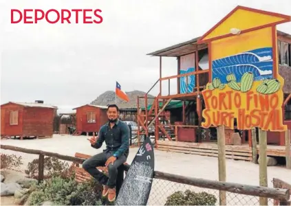  ??  ?? ► Sergio Rojas posa frente al hostal que construyó para quienes van a practicar el surf en Portofino.