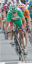  ??  ?? Robbie McEwen wears the green jersey during the 2004 Tour.