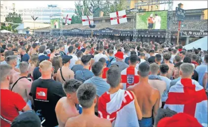  ??  ?? DECEPCIÓN. Los aficionado­s ingleses siguieron el partido en pantallas gigantes en Magaluf y Benidorm.