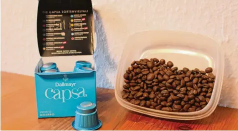  ?? Foto: Fabian Kluge ?? In Unverpackt Läden werden die Produkte – im Bild Kaffeebohn­en – lose angeboten. Kaffeekaps­eln (links) gelten hingegen als regelrecht­e Müllsünde.