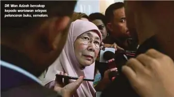  ??  ?? DR Wan Azizah bercakap kepada wartawan selepas pelancaran buku, semalam.